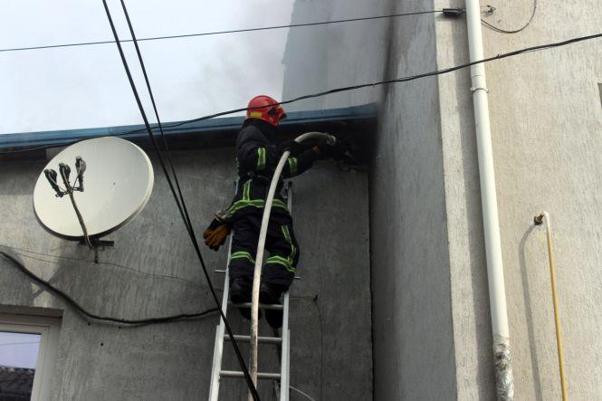 9 рятувальників на 2 машинах гасили пожежу в центрі Хмельницького (ФОТО, ВІДЕО), фото №3 на сайті vsim.ua