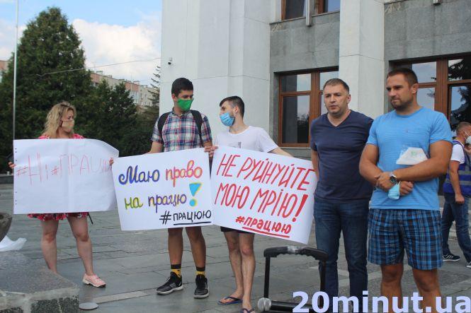 «Ми маємо право на працю»: під стінами ОДА та поліції протестували проти "червоної зони". Що вимагали?, фото №1 на сайті 20minut.ua