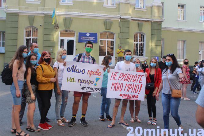 Новини Тернополя - фото з Відео дня: колоною тернополяни пішли «антикоронавірусним маршем» до міського відділу поліції Відео дня: колоною тернополяни пішли «антикоронавірусним маршем» до міського відділу поліції, фото №1 на сайті 20minut.ua