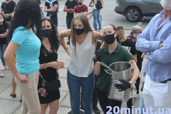 «Ми маємо право на працю»: під стінами ОДА та поліції протестували проти "червоної зони". Що вимагали?, фото №3 на сайті 20minut.ua