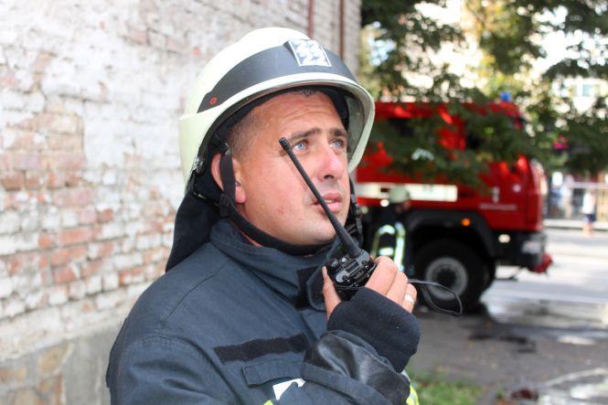 9 рятувальників на 2 машинах гасили пожежу в центрі Хмельницького (ФОТО, ВІДЕО), фото №4 на сайті vsim.ua