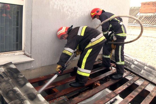 9 рятувальників на 2 машинах гасили пожежу в центрі Хмельницького (ФОТО, ВІДЕО), фото №1 на сайті vsim.ua