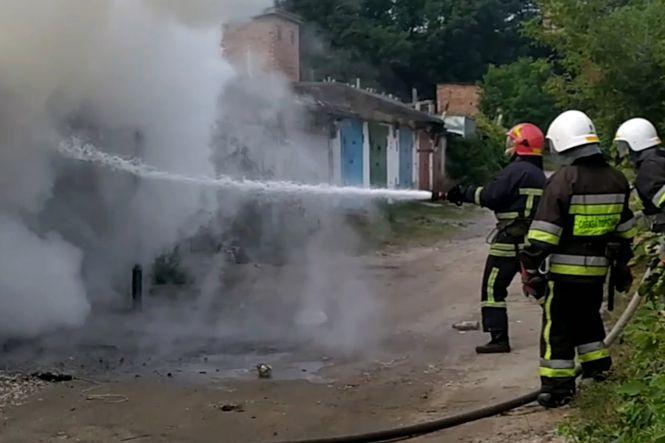 На Хмельниччині згорів гараж разом з автомобілем (ФОТО, ВІДЕО), фото №1 на сайті vsim.ua