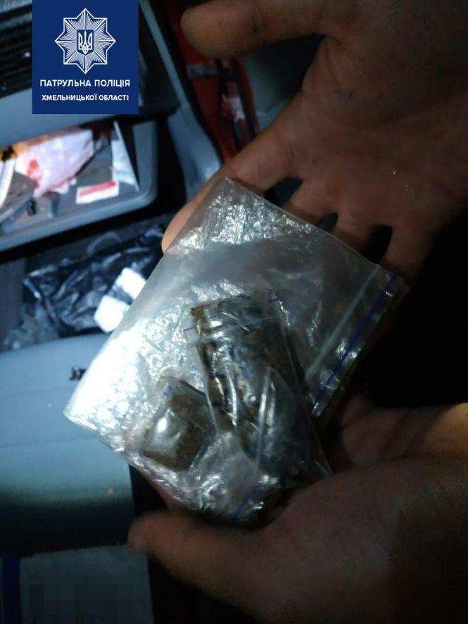 Новини Хмельницького - фото з "Під кайфом" та з наркотиками: у Хмельницькому зупинили 23-річного водія (ФОТО) "Під кайфом" та з наркотиками: у Хмельницькому зупинили 23-річного водія (ФОТО), фото №4 на сайті vsim.ua