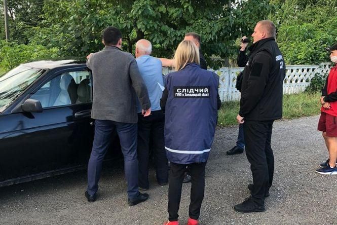 Новини Хмельницького - фото з На Хмельниччині під домашній арешт посадили голову сільради, який попався на хабарі На Хмельниччині під домашній арешт посадили голову сільради, який попався на хабарі, фото №1 на сайті vsim.ua