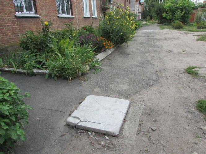 Небезпека на вулиці Кошового. Люки досі відкриті, фото №2 на сайті 20minut.ua