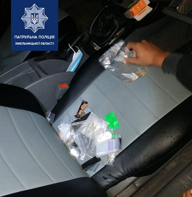 Новини Хмельницького - фото з "Під кайфом" та з наркотиками: у Хмельницькому зупинили 23-річного водія (ФОТО) "Під кайфом" та з наркотиками: у Хмельницькому зупинили 23-річного водія (ФОТО), фото №2 на сайті vsim.ua