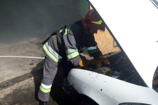Пожежа у Хмельницькому: автомобіль спалахнув просто у гаражі, фото №1 на сайті vsim.ua
