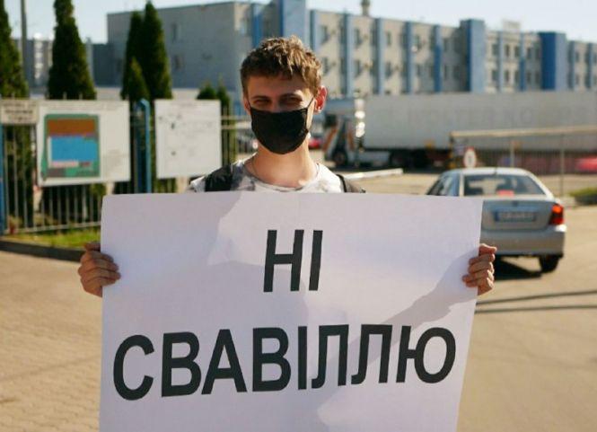 Новини Житомира - фото з На житомирському заводі "Кромберг енд Шуберт" відбувся мітинг проти нелюдського ставлення до працюючих з боку керівництва На житомирському заводі "Кромберг енд Шуберт" відбувся мітинг проти нелюдського ставлення до працюючих з боку керівництва, фото №1 на сайті 20minut.ua