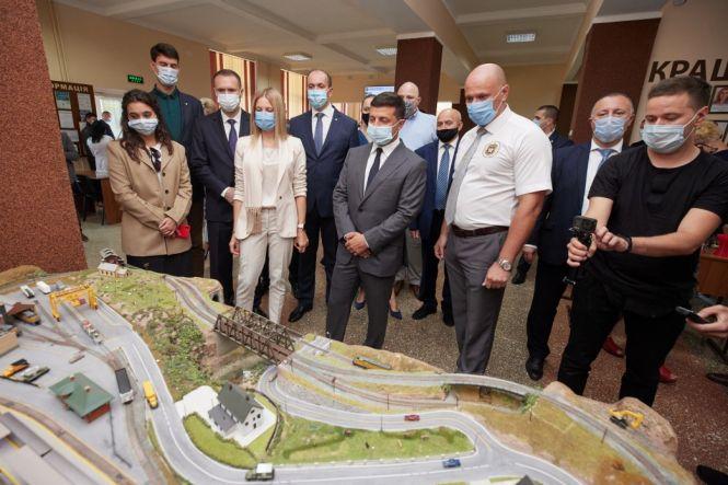 Новини Хмельницького - фото з Зеленський відвідав коледж у Хмельницькому: що там робив та про що говорив Зеленський відвідав коледж у Хмельницькому: що там робив та про що говорив, фото №3 на сайті vsim.ua