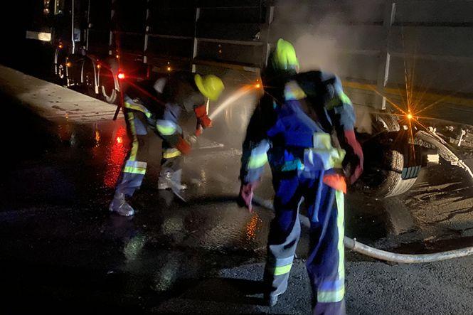 На Хмельниччині серед дороги загорілася вантажівка, фото №1 на сайті vsim.ua