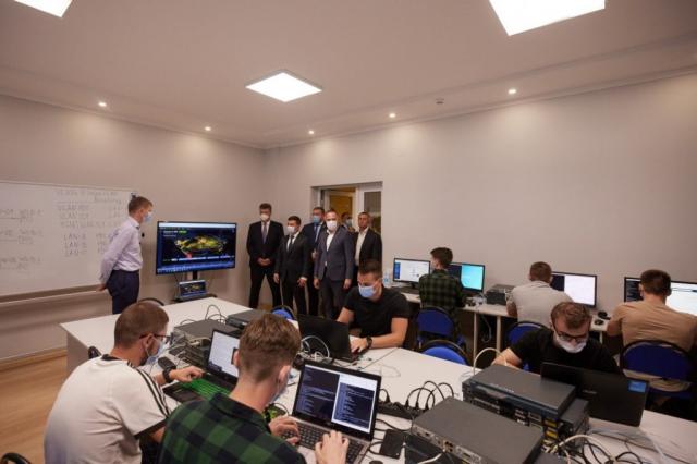 Новини Житомира - фото з Вчора «Житомирська політехніка» приймала Президента України Вчора «Житомирська політехніка» приймала Президента України, фото №4 на сайті 20minut.ua