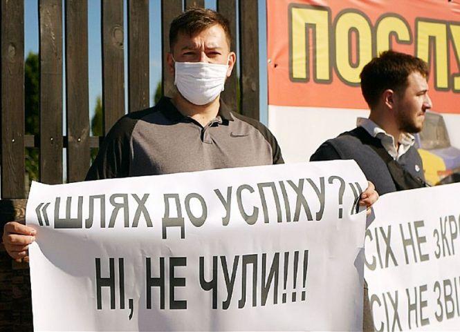 Новини Житомира - фото з На житомирському заводі "Кромберг енд Шуберт" відбувся мітинг проти нелюдського ставлення до працюючих з боку керівництва На житомирському заводі "Кромберг енд Шуберт" відбувся мітинг проти нелюдського ставлення до працюючих з боку керівництва, фото №2 на сайті 20minut.ua