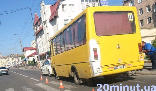 Новини Тернополя - фото з ДТП на Бандери: загинув, чоловік, який їхав на моноколесі. З ночі в області - уже три смертельні аварії ДТП на Бандери: загинув, чоловік, який їхав на моноколесі. З ночі в області - уже три смертельні аварії, фото №2 на сайті 20minut.ua