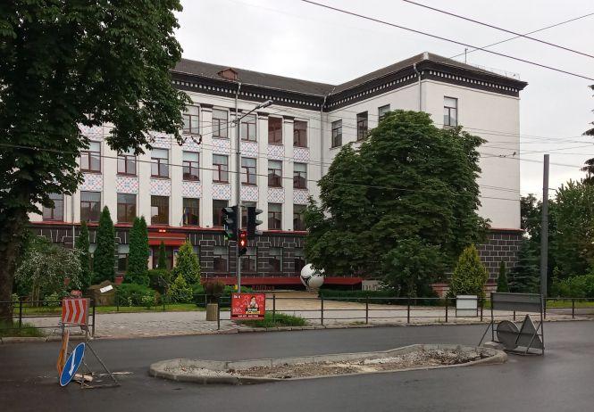 Новини Тернополя - фото з Чи встановлять «лежачого поліцейського» біля школи-ліцею №6 після ДТП, у якій постраждала дитина Чи встановлять «лежачого поліцейського» біля школи-ліцею №6 після ДТП, у якій постраждала дитина, фото №1 на сайті 20minut.ua