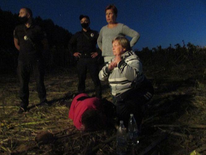 На соняшниковому полі від «ніжних дотиків» поліцейських падали жінки, фото №3 на сайті 20minut.ua