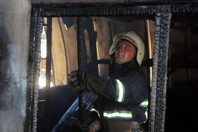 На Курчатова 10 рятувальників гасили пожежу металевого ангару (ФОТО, ВІДЕО), фото №2 на сайті vsim.ua