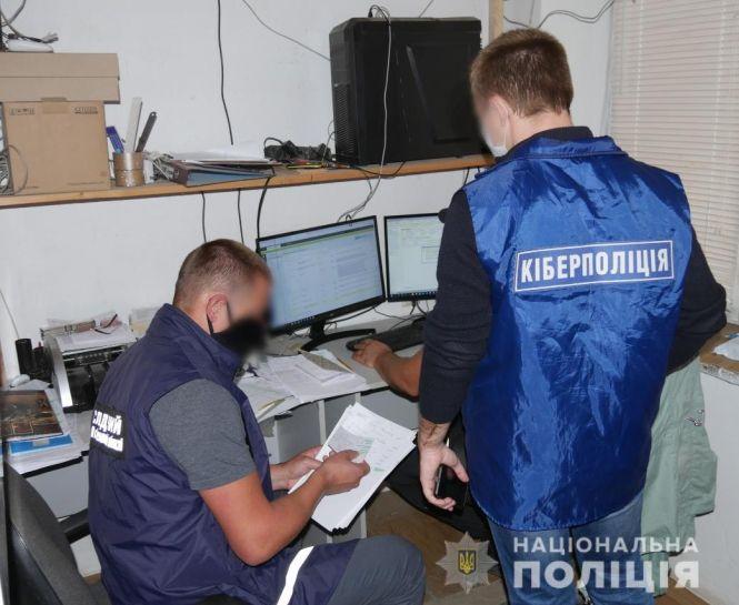 Новини Хмельницького - фото з Кіберполіція затримала хмельничанина, який продавав "брендовий"  спортивний одяг Кіберполіція затримала хмельничанина, який продавав "брендовий"  спортивний одяг, фото №1 на сайті vsim.ua