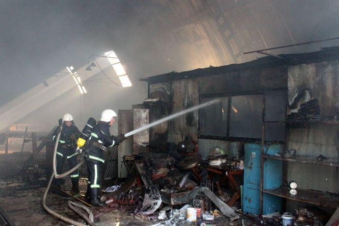 На Курчатова 10 рятувальників гасили пожежу металевого ангару (ФОТО, ВІДЕО), фото №4 на сайті vsim.ua