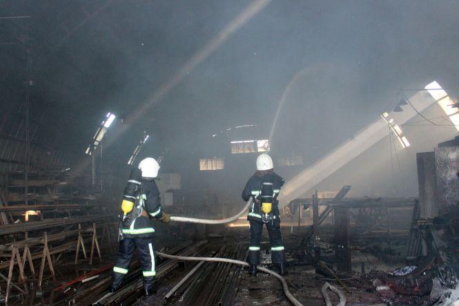 На Курчатова 10 рятувальників гасили пожежу металевого ангару (ФОТО, ВІДЕО), фото №3 на сайті vsim.ua