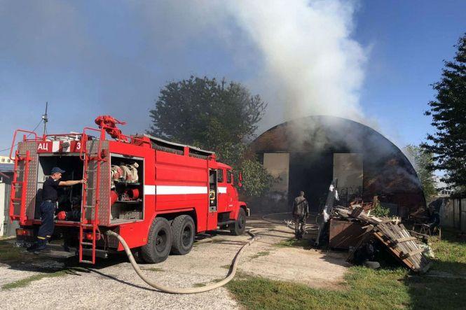 На Курчатова 10 рятувальників гасили пожежу металевого ангару (ФОТО, ВІДЕО), фото №1 на сайті vsim.ua