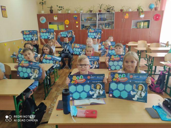 Новини Хмельницького - фото з Хмельницькі школярі отримали подарунки від VSIM.UA
