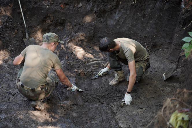 Новини Вінниці - фото з Офіцерів ховали у домовинах, а рядових у братських могилах. Досліджують 100-річне кладовище Офіцерів ховали у домовинах, а рядових у братських могилах. Досліджують 100-річне кладовище, фото №2 на сайті 20minut.ua