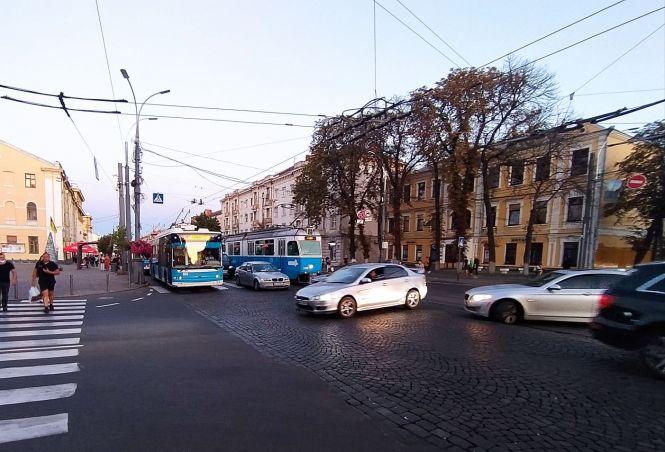 На площі Гагаріна обрив контактної мережі. Стоїть увесь електротранспорт, фото №4 на сайті 20minut.ua