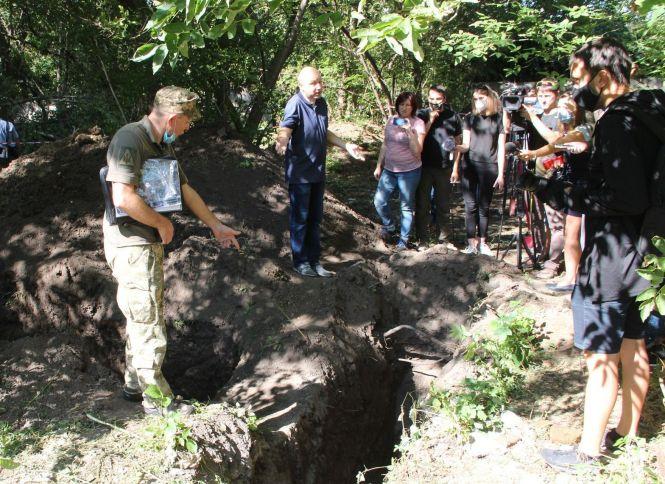 Новини Вінниці - фото з Офіцерів ховали у домовинах, а рядових у братських могилах. Досліджують 100-річне кладовище Офіцерів ховали у домовинах, а рядових у братських могилах. Досліджують 100-річне кладовище, фото №3 на сайті 20minut.ua