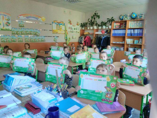 Новини Хмельницького - фото з Хмельницькі школярі отримали подарунки від VSIM.UA