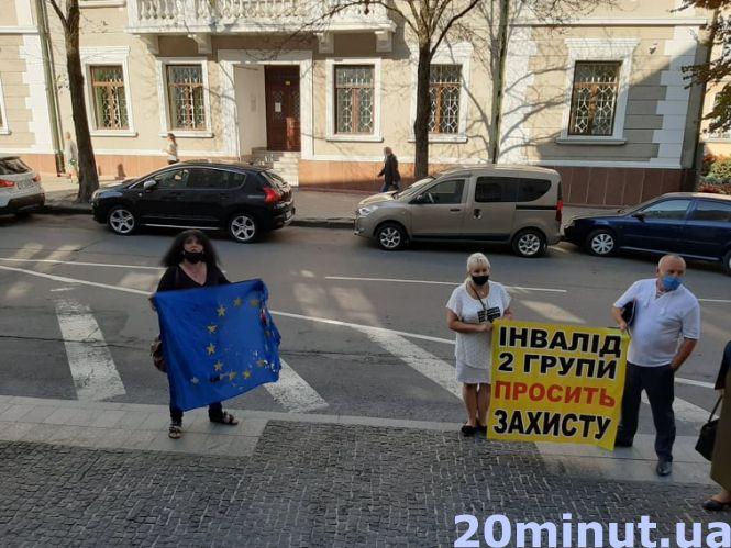 Новини Тернополя - фото з Мітинг біля прокуратури: мати оплакує сина та вимагає справедливого розслідування Мітинг біля прокуратури: мати оплакує сина та вимагає справедливого розслідування, фото №1 на сайті 20minut.ua