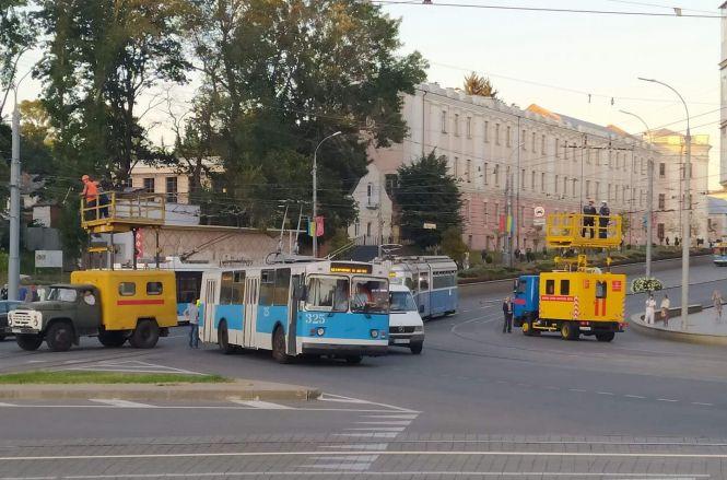 На площі Гагаріна обрив контактної мережі. Стоїть увесь електротранспорт, фото №3 на сайті 20minut.ua