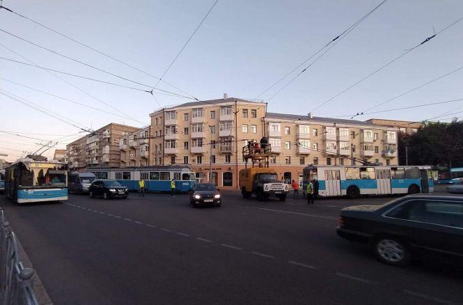 На площі Гагаріна обрив контактної мережі. Стоїть увесь електротранспорт, фото №2 на сайті 20minut.ua