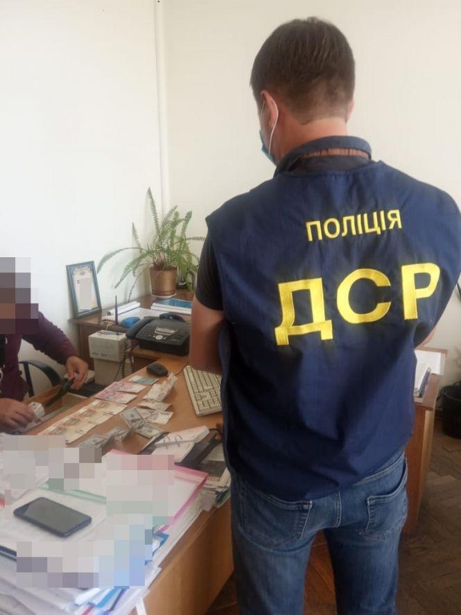 Новини Житомира - фото з На Житомирщині прокуратура спільно з правоохоронцями викрили директора комунального підприємства на одержанні хабаря на загальну суму 1200 доларів На Житомирщині прокуратура спільно з правоохоронцями викрили директора комунального підприємства на одержанні хабаря на загальну суму 1200 доларів, фото №1 на сайті 20minut.ua