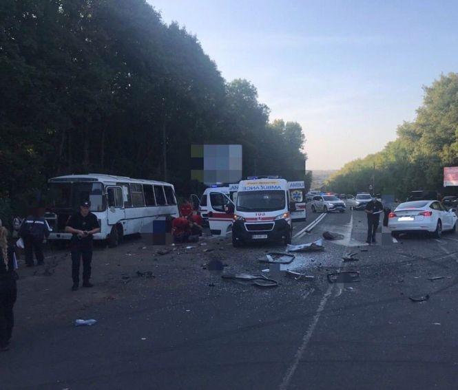 ДТП біля Хмельницького: зіткнулись "Tesla" та автобус,  є постраждалі, фото №1 на сайті vsim.ua