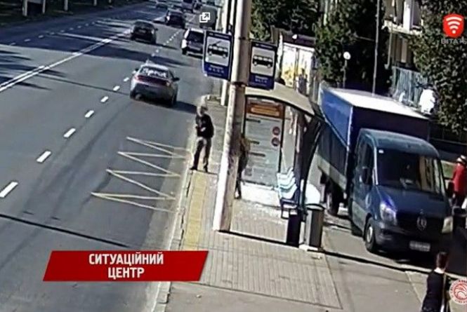 ДТП на Пирогова: водій на «Мереседесі» розтрощив зупинку тролейбусів