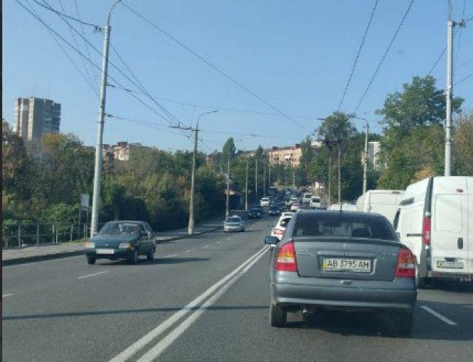 Новини Вінниці - фото з ДТП на Київському мосту: зіткнулися шість машин. Попереджують про затор ДТП на Київському мосту: зіткнулися шість машин. Попереджують про затор, фото №3 на сайті 20minut.ua
