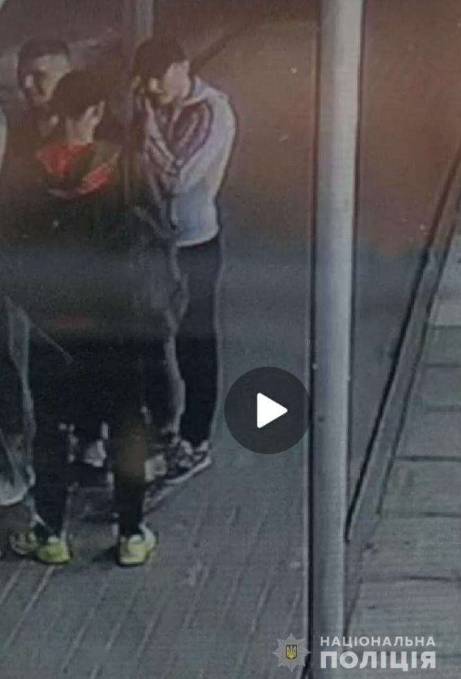 Новини Вінниці - фото з Стрижка «полубокс» у хлопця та білявка: у Вінниці шукають кримінальне тріо Стрижка «полубокс» у хлопця та білявка: у Вінниці шукають кримінальне тріо, фото №6 на сайті 20minut.ua