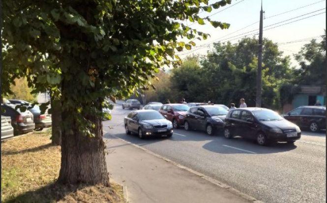 Новини Вінниці - фото з ДТП на Київському мосту: зіткнулися шість машин. Попереджують про затор ДТП на Київському мосту: зіткнулися шість машин. Попереджують про затор, фото №2 на сайті 20minut.ua