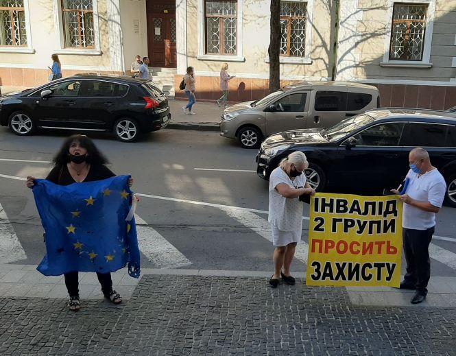 Новини Тернополя - фото з Мітинг біля прокуратури: мати оплакує сина та вимагає справедливого розслідування Мітинг біля прокуратури: мати оплакує сина та вимагає справедливого розслідування, фото №2 на сайті 20minut.ua