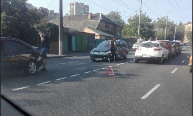Новини Вінниці - фото з ДТП на Київському мосту: зіткнулися шість машин. Попереджують про затор ДТП на Київському мосту: зіткнулися шість машин. Попереджують про затор, фото №1 на сайті 20minut.ua