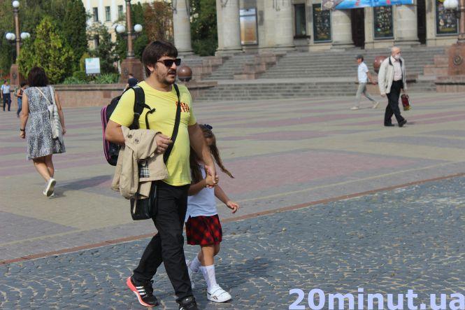 Фото "на ходу": як виглядають перехожі на вулицях вересневого Тернополя. РЕПОРТАЖ, фото №12 на сайті 20minut.ua