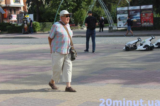 Фото "на ходу": як виглядають перехожі на вулицях вересневого Тернополя. РЕПОРТАЖ, фото №19 на сайті 20minut.ua