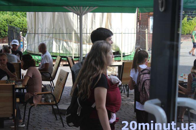 Фото "на ходу": як виглядають перехожі на вулицях вересневого Тернополя. РЕПОРТАЖ, фото №21 на сайті 20minut.ua