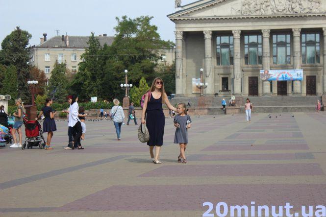 Фото "на ходу": як виглядають перехожі на вулицях вересневого Тернополя. РЕПОРТАЖ, фото №16 на сайті 20minut.ua