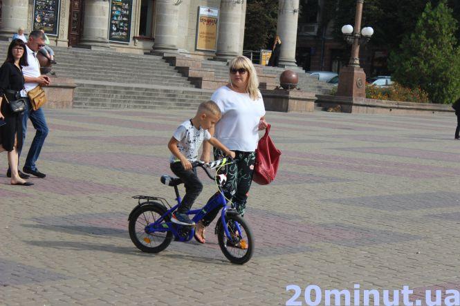 Фото "на ходу": як виглядають перехожі на вулицях вересневого Тернополя. РЕПОРТАЖ, фото №15 на сайті 20minut.ua
