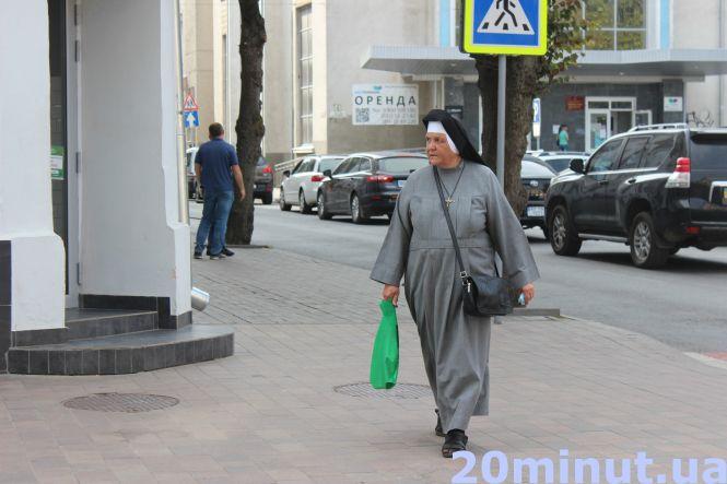 Фото "на ходу": як виглядають перехожі на вулицях вересневого Тернополя. РЕПОРТАЖ, фото №3 на сайті 20minut.ua