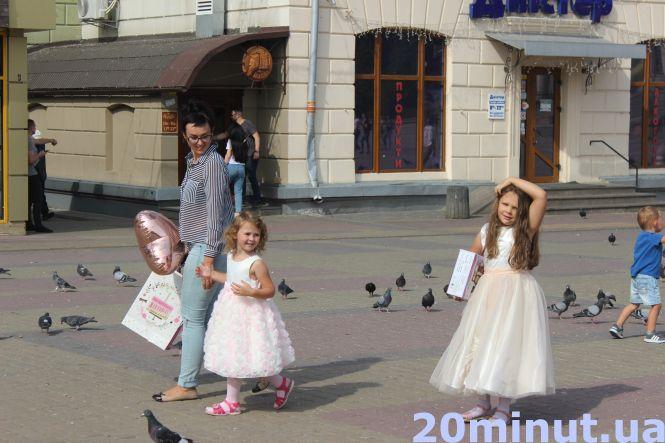 Фото "на ходу": як виглядають перехожі на вулицях вересневого Тернополя. РЕПОРТАЖ, фото №5 на сайті 20minut.ua