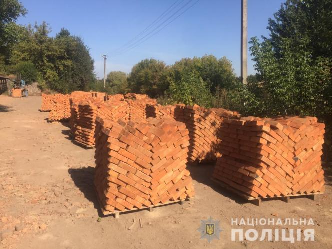 Обшуки цегельного заводу: в Теплицькому районі вилучили 400 тисяч штук цегли, фото №1 на сайті 20minut.ua