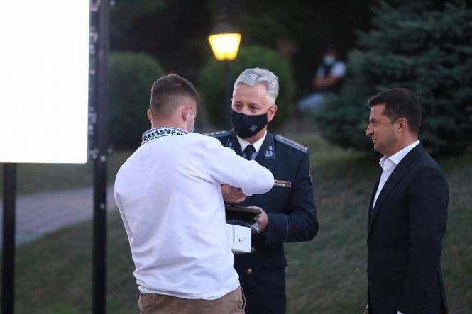 Новини Тернополя - фото з Президент нагородив двох героїв-рятівників із Тернопільщини Президент нагородив двох героїв-рятівників із Тернопільщини, фото №1 на сайті 20minut.ua